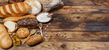 Bir sürü taze ekmek ve farklı malzemeler. Ekmek ve buğday, un