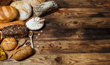 Bir sürü taze ekmek ve farklı malzemeler. Ekmek ve buğday, un