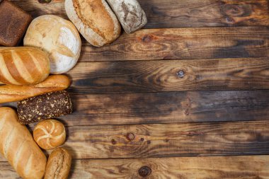 Bir sürü taze ekmek ve farklı malzemeler. Ekmek ve buğday, un