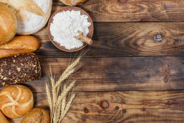 Bir sürü taze ekmek ve farklı malzemeler. Ekmek ve buğday, un