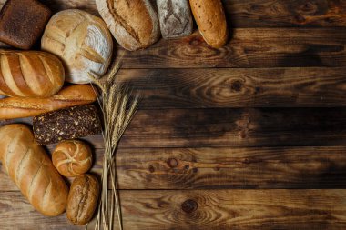 Bir sürü taze ekmek ve farklı malzemeler. Ekmek ve buğday, un
