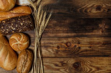 Bir sürü taze ekmek ve farklı malzemeler. Ekmek ve buğday, un