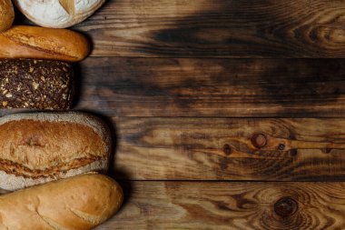 Bir sürü taze ekmek ve farklı malzemeler. Ekmek ve buğday, un