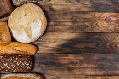 Bir sürü taze ekmek ve farklı malzemeler. Ekmek ve buğday, un