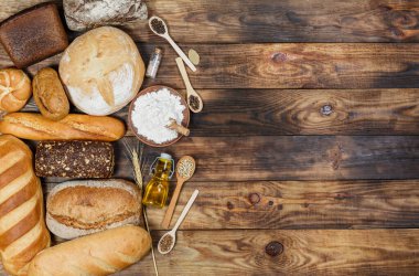 Bir sürü taze ekmek ve farklı malzemeler. Ekmek ve buğday, un