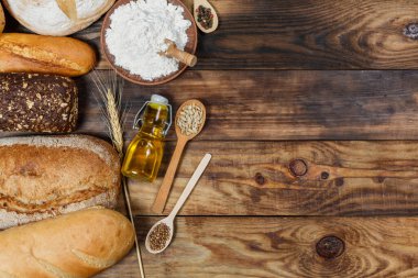 Bir sürü taze ekmek ve farklı malzemeler. Ekmek ve buğday, un