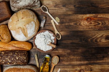 Bir sürü taze ekmek ve farklı malzemeler. Ekmek ve buğday, un