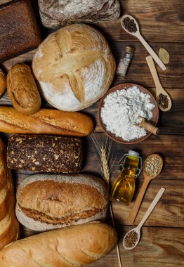 Bir sürü taze ekmek ve farklı malzemeler. Ekmek ve buğday, un