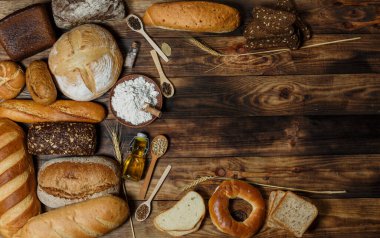 Bir sürü taze ekmek ve farklı malzemeler. Ekmek ve buğday, un