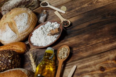 Bir sürü taze ekmek ve farklı malzemeler. Ekmek ve buğday, un