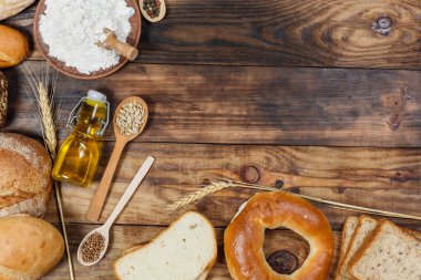 Bir sürü taze ekmek ve farklı malzemeler. Ekmek ve buğday, un