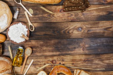 Bir sürü taze ekmek ve farklı malzemeler. Ekmek ve buğday, un