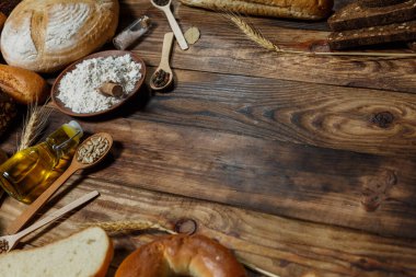 Bir sürü taze ekmek ve farklı malzemeler. Ekmek ve buğday, un