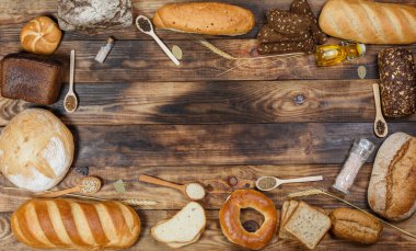 Bir sürü taze ekmek ve farklı malzemeler. Ekmek ve buğday, un