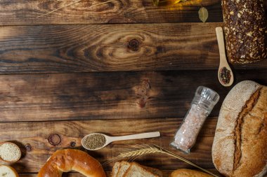 Bir sürü taze ekmek ve farklı malzemeler. Ekmek ve buğday, un