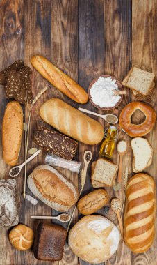 Bir sürü taze ekmek ve farklı malzemeler. Ekmek ve buğday, un