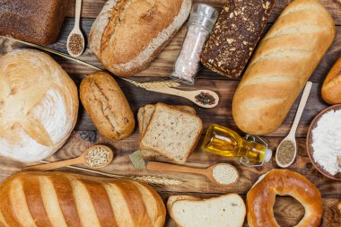 Bir sürü taze ekmek ve farklı malzemeler. Ekmek ve buğday, un
