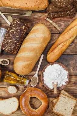 Bir sürü taze ekmek ve farklı malzemeler. Ekmek ve buğday, un