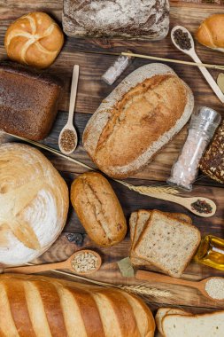 Bir sürü taze ekmek ve farklı malzemeler. Ekmek ve buğday, un