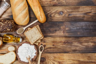 Bir sürü taze ekmek ve farklı malzemeler. Ekmek ve buğday, un