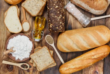 Bir sürü taze ekmek ve farklı malzemeler. Ekmek ve buğday, un