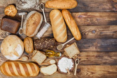 Bir sürü taze ekmek ve farklı malzemeler. Ekmek ve buğday, un