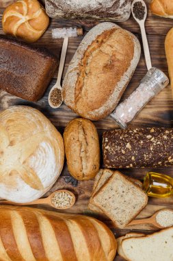 Bir sürü taze ekmek ve farklı malzemeler. Ekmek ve buğday, un