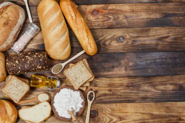 Bir sürü taze ekmek ve farklı malzemeler. Ekmek ve buğday, un