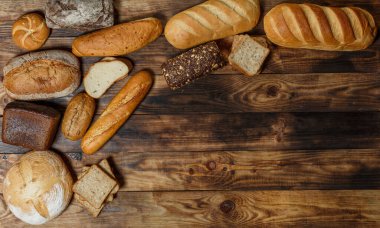 Bir sürü taze ekmek ve farklı malzemeler. Ekmek ve buğday, un