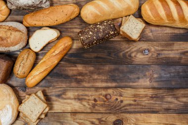 Bir sürü taze ekmek ve farklı malzemeler. Ekmek ve buğday, un