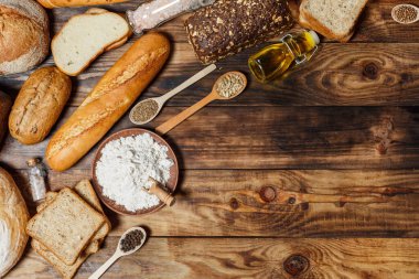 Bir sürü taze ekmek ve farklı malzemeler. Ekmek ve buğday, un