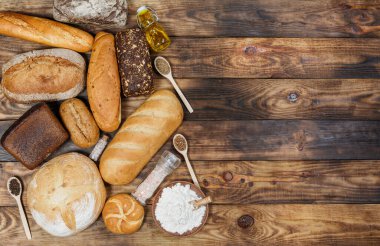 Bir sürü taze ekmek ve farklı malzemeler. Ekmek ve buğday, un