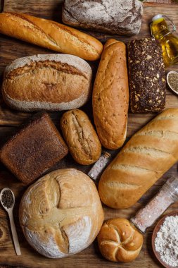 Bir sürü taze ekmek ve farklı malzemeler. Ekmek ve buğday, un