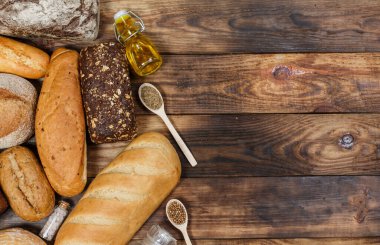 Bir sürü taze ekmek ve farklı malzemeler. Ekmek ve buğday, un