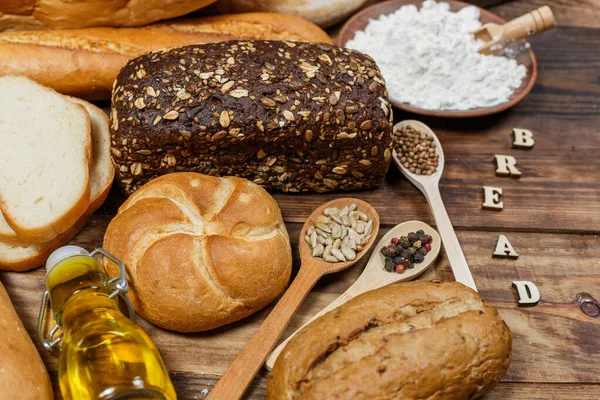 Много Хлебов Свежего Хлеба Различных Ингредиентов Хлеб Пшеница Мука — стоковое фото