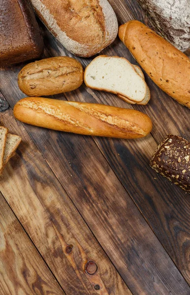 Bir sürü taze ekmek ve farklı malzemeler. Ekmek ve buğday, un