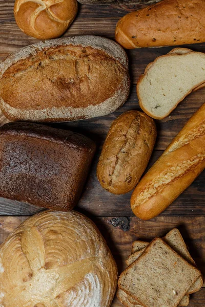 Bir sürü taze ekmek ve farklı malzemeler. Ekmek ve buğday, un