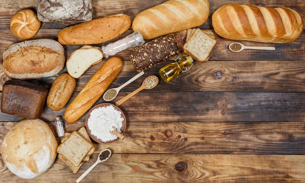 Bir sürü taze ekmek ve farklı malzemeler. Ekmek ve buğday, un