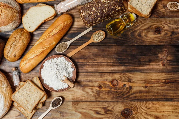 Bir sürü taze ekmek ve farklı malzemeler. Ekmek ve buğday, un