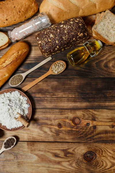 Bir sürü taze ekmek ve farklı malzemeler. Ekmek ve buğday, un