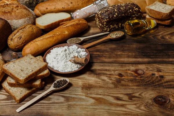 Bir sürü taze ekmek ve farklı malzemeler. Ekmek ve buğday, un