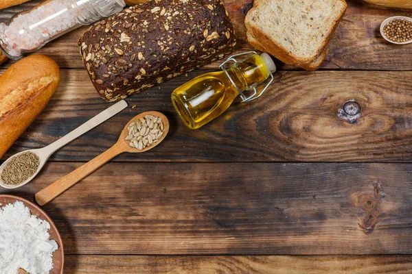 Bir sürü taze ekmek ve farklı malzemeler. Ekmek ve buğday, un
