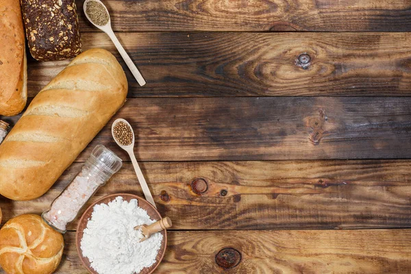 Bir sürü taze ekmek ve farklı malzemeler. Ekmek ve buğday, un