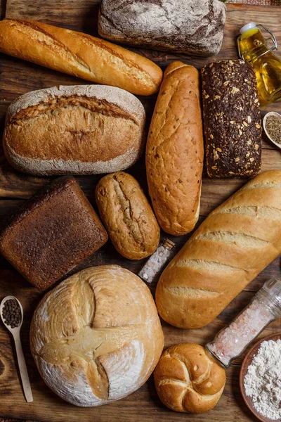 Bir sürü taze ekmek ve farklı malzemeler. Ekmek ve buğday, un