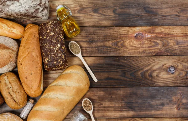 Bir sürü taze ekmek ve farklı malzemeler. Ekmek ve buğday, un