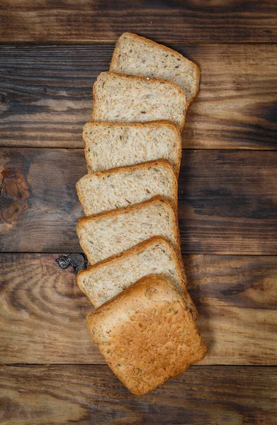 Krájený Čerstvý Bezlepkový Chléb Dřevěném Povrchu — Stock fotografie