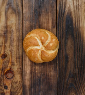 Tahta yüzeyde bir somun glütensiz beyaz ekmek.