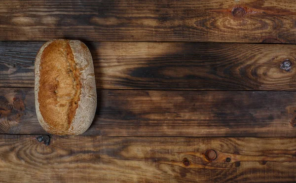 木制表面上的一块无麸质白面包 — 图库照片
