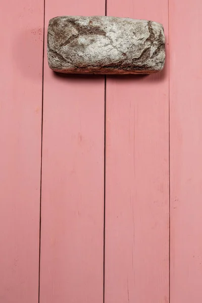 Čerstvý Bochník Bezlepkového Chleba Růžovém Pozadí — Stock fotografie