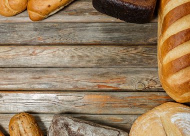 Ahşap yüzeyde farklı renklerde ve şekillerde glütensiz taze ekmek